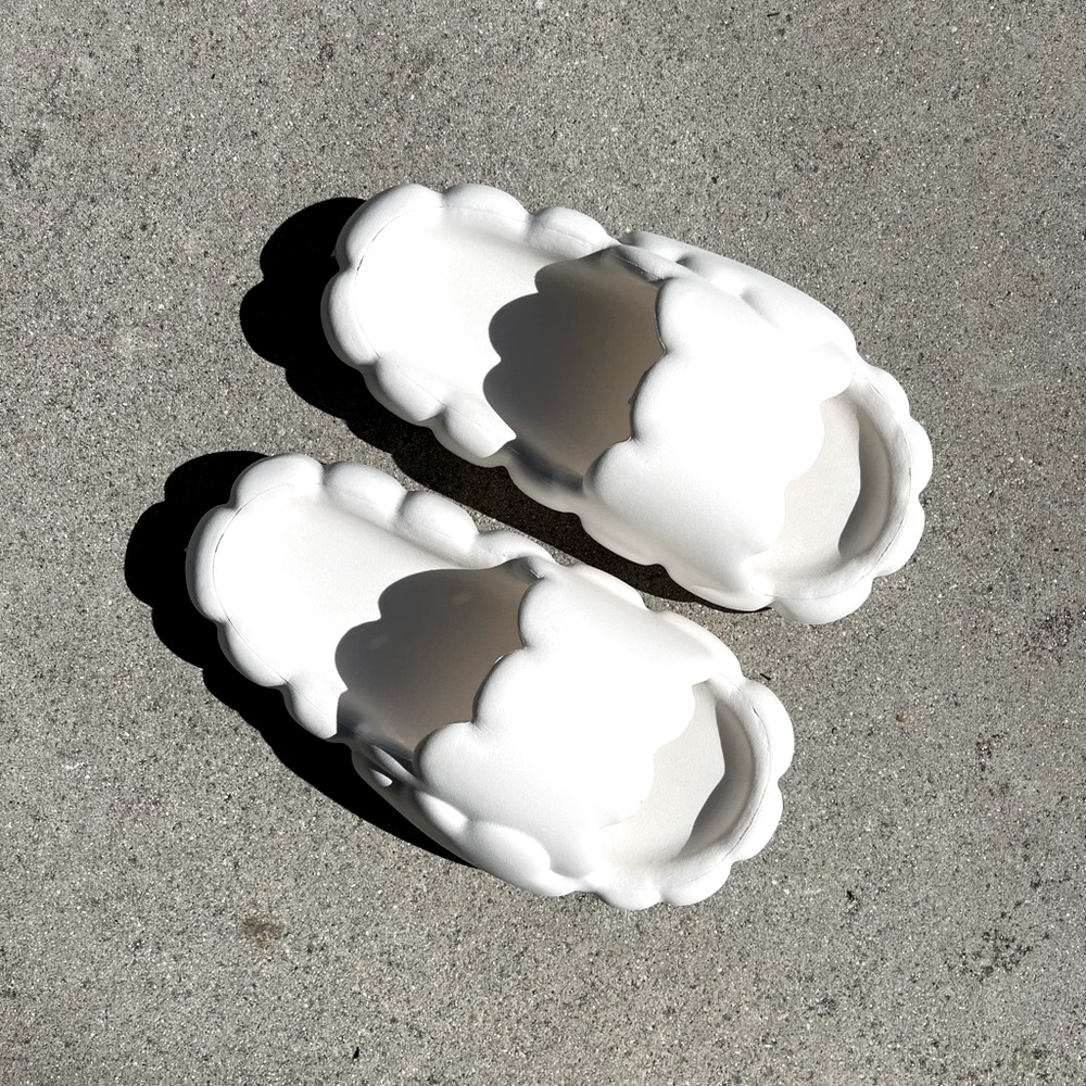 NWOT Cloud Slides in White fits 8 8.5 (EU 38-39) Sandals Slippers - Picture 3 of 5